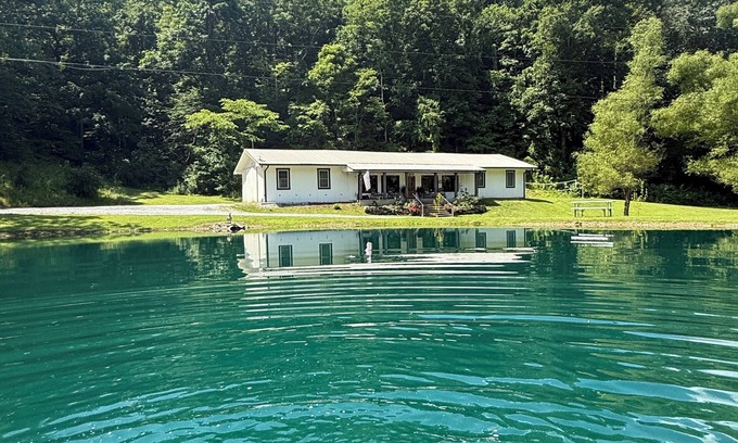 Kedron Cabin | Relaxing Waterfront Cabin with Ocean View & King Beds