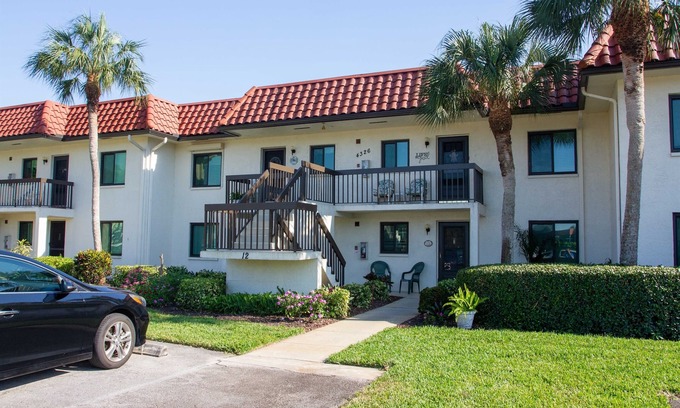 Golden Gate Condo | Relaxing 55+ Community Condo with Pool and Ocean View
