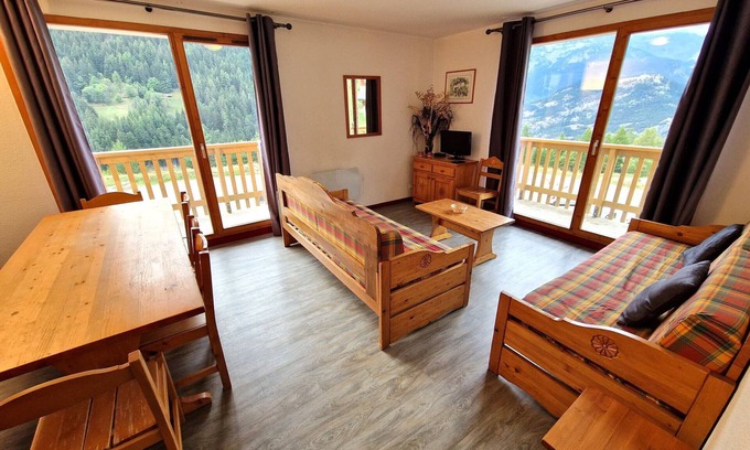 Valfrejus Apartment | 55m² Apartment with 2 balconies, near ski lift, sleeps 8-10
