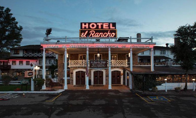 Gallup Resort | Pet-Friendly Resort with Pool & Restaurant - 9/10 Rating