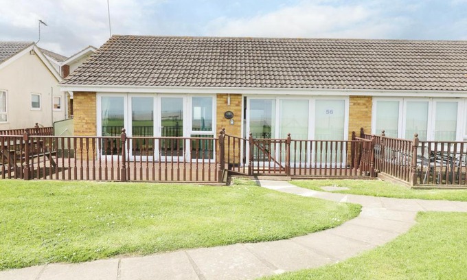 Corton House | Pet-Friendly Retreat at 56 Waterside Park with Ocean Views