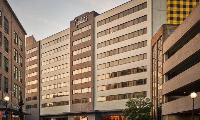 Iowa City Resort | 57 m² Resort ∙ 127 guests