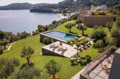 Katsarou Villa | Spacious 8-Bedroom Villa with Pool for Unforgettable Stays
