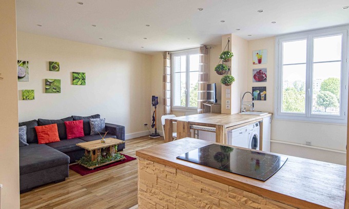 Feuillat Desgenettes Apartment | Modern Comfort in the Heart of Lyon with Family-Friendly Amenities