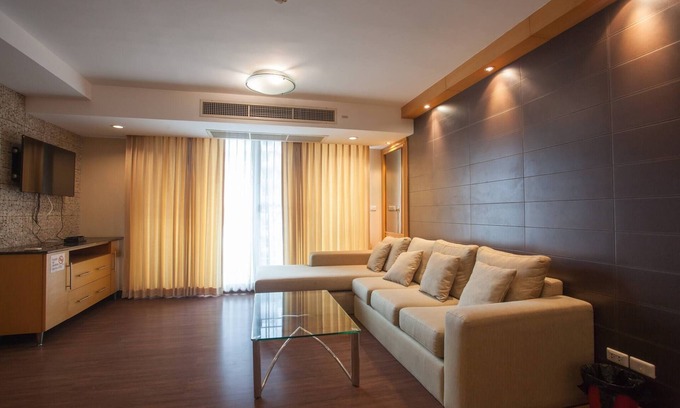 Khlong Toei Nuea Apartment | Modern 2-Bedroom Retreat in Downtown Bangkok Near BTS