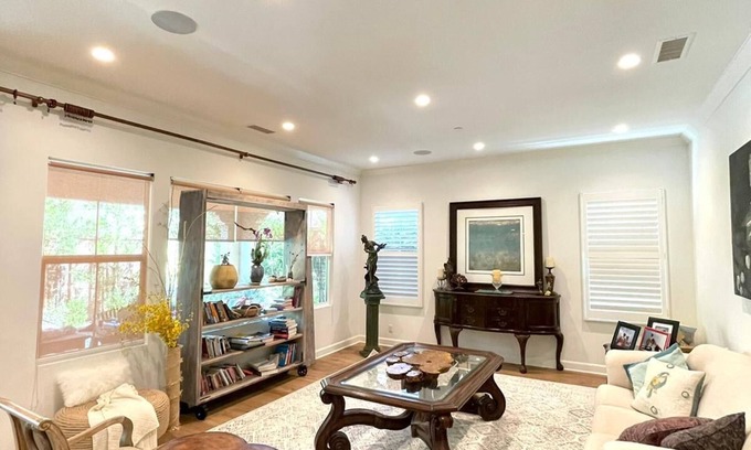 Northwood House | Cozy Modern Home Ideal for Professional Travelers
