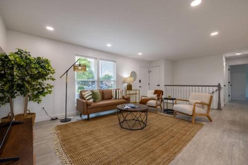 Thornton House | 5BD - Game Room - Backyard & BBQ - 20 Mins to DEN