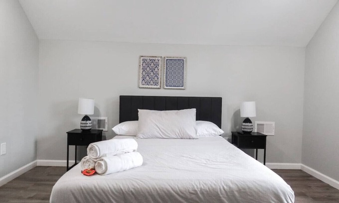 Ampere Apartment | Family-Friendly 5BR Near NYC with Parking & Laundry