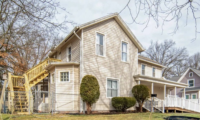 Cuyahoga Falls House | 5BedR, Sleeps 16, Big Yard, Game Room, Pet OK, CVNP