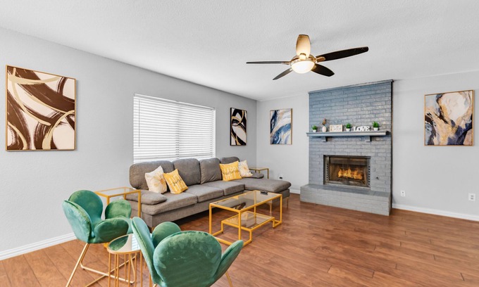 Flower Mound House | Spacious 5BR House with Hot Tub - Ideal for Families