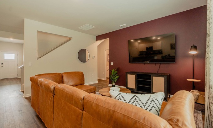 Wilmington House | 5BR/3B, Sleeps 13, Pets+, Garage - Maroon