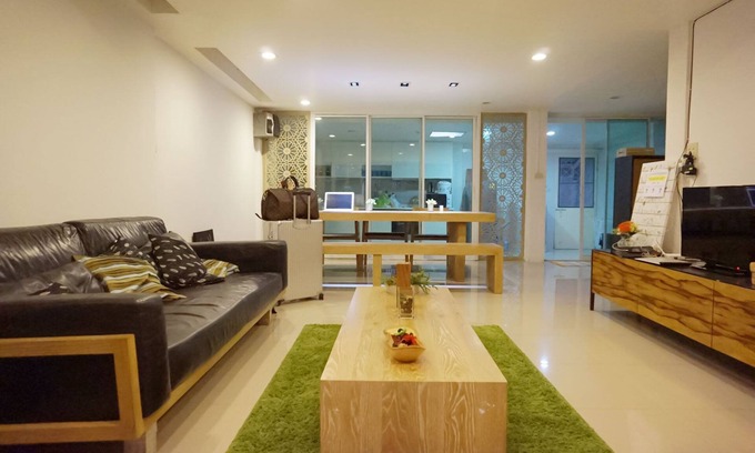 Bangkok Central Business District House | Chic 5BR House in Erawa with Spa and Hot Tub Amenities