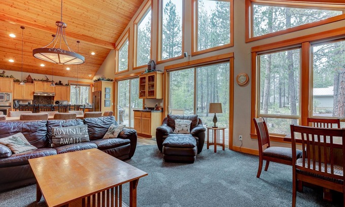 Overlook Park House | Stunning 5BR Retreat Near SHARC Pool with Hot Tub & Bikes