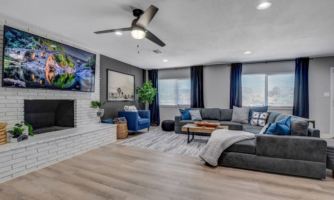Las Vegas House | 5BR Home with Heated Spa and Pool - Guests Rate 10/10