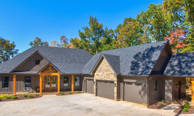 Reed Creek House | Lakefront Retreat: 5BR with Dock, Hot Tub & Pet Friendly!
