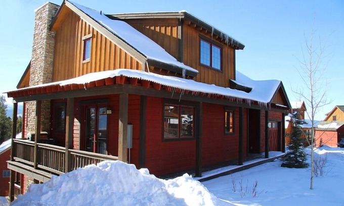 Fraser House | Elite Mountain Retreat: Hot Tub, Game Room & Free Shuttle
