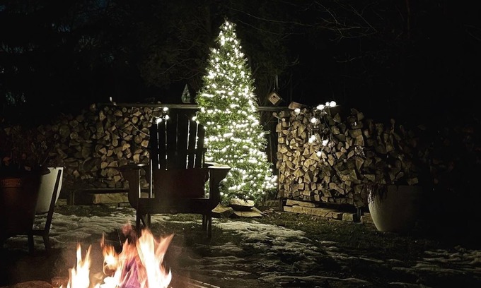 Allouez House | 5br minutes to Lambeau w/WiFi, Grill & Firepit - Walk to stores & restaurants