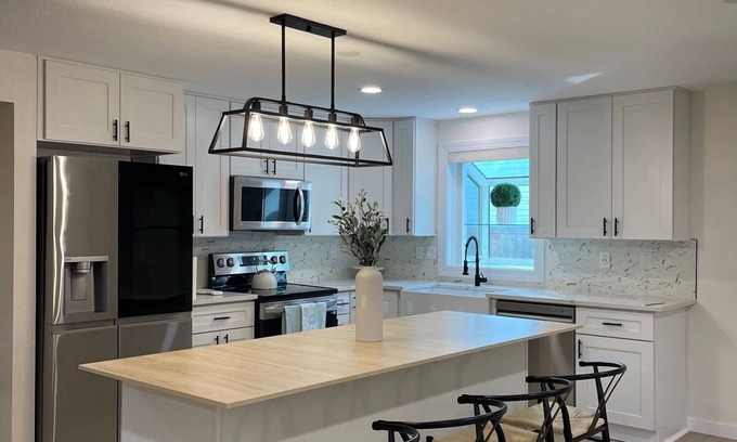 Vancouver House | Modern 5BR Home with Hot Tub & Child-Friendly Amenities