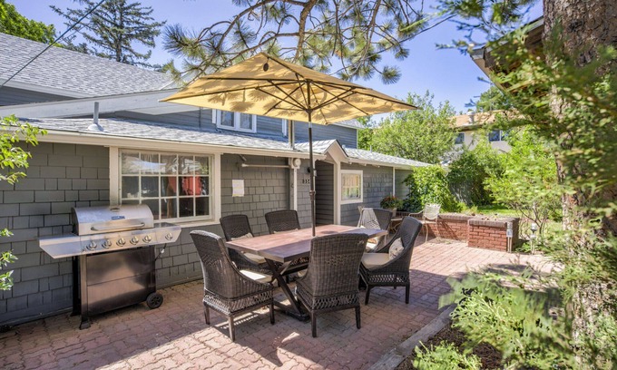 Monument House | 5BR Monument Charm|Walk to Shops & Wedding Venue