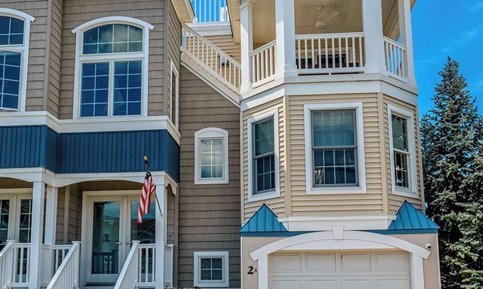 Peahala Park House | Ocean View 4BR Retreat with Rooftop Deck at Beach Haven Park