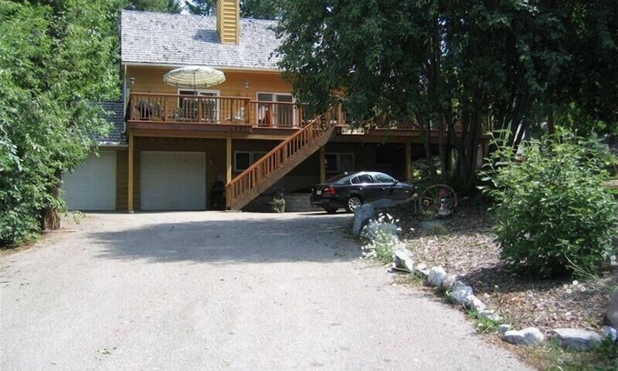 East Kootenay House | Premier 5BR Retreat with Pool Table & Scenic Views