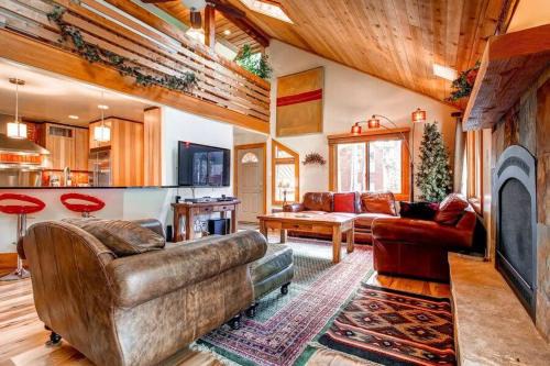 Warrior's Mark West House | Cozy 5BR Ski-in/Ski-out Retreat with Hot Tub & Scenic Views