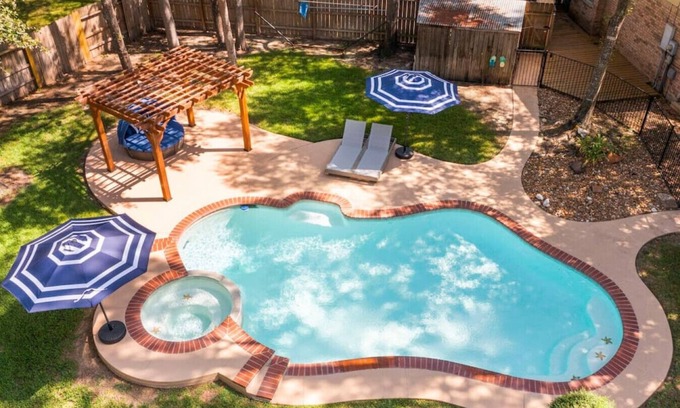 Willow House | 5BR Train Theme | Heated Pool Hot Tub EV BBQ