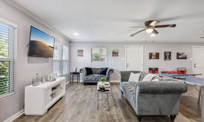 MacGregor House | Spacious 5BR Retreat with Game Room near Medical Center