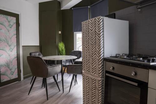 East Acton Apartment | Stylish Urban Retreat: Family-Friendly 2 Bed Flat