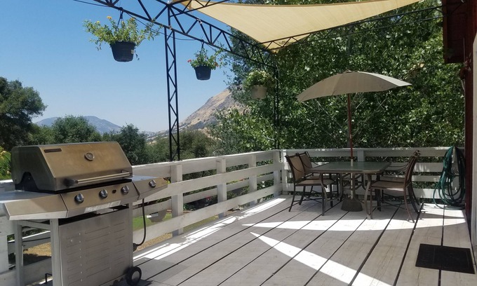 Squaw Valley House | Charming Farm House with Kitchen and Breakfast Amenities