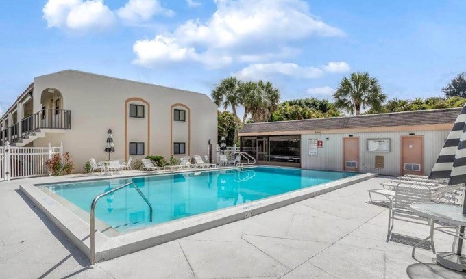 Iona Condo | Discover the Perfect Retreat: Pool & Tennis, Near Beach!