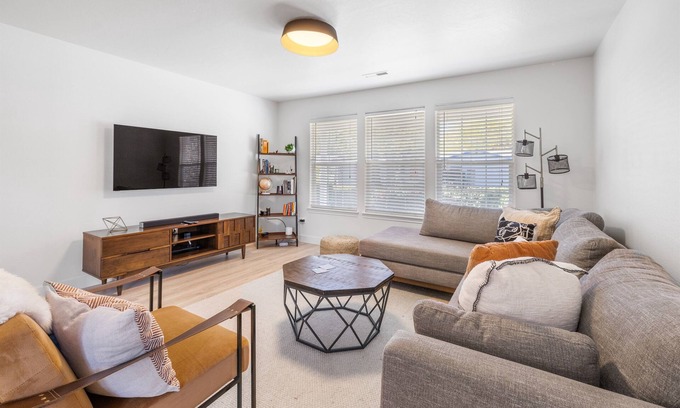 Boise House | Convenient Stay: 5 Min to Airport with Kitchen & Backyard