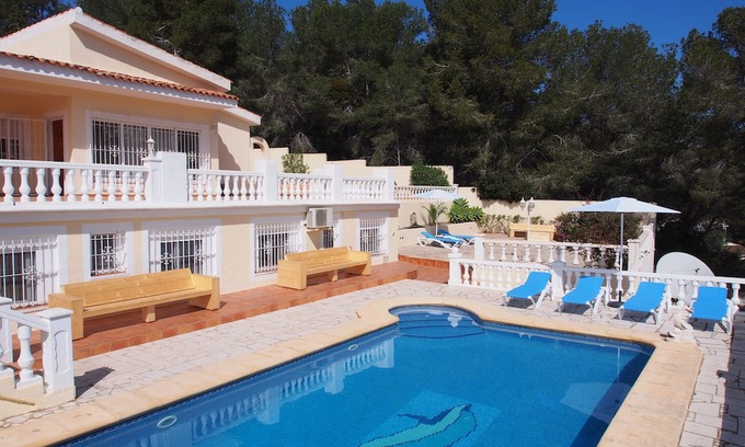 El Portet Villa | 5min walk sand beach Large Pool TV WiFi Airco 5 Bedrms 2 Kitch Close to shop/bar