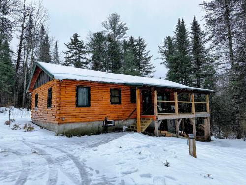 Bethlehem House | Cozy Log Chalet: Explore, Ski, and Enjoy Pet-Friendly Comfort