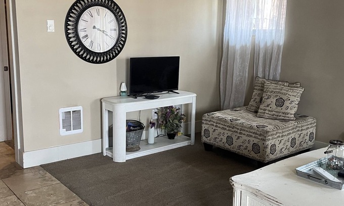 Cliff - Cannon Apartment | Pet-Friendly 5th Avenue Suites Unit 1 with Kitchen & Breakfast