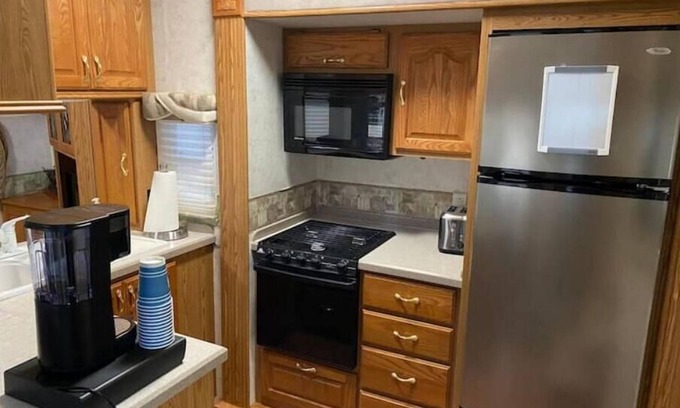 Greenville House | 5th Wheel Camper with Outdoor Space & Spa Amenities