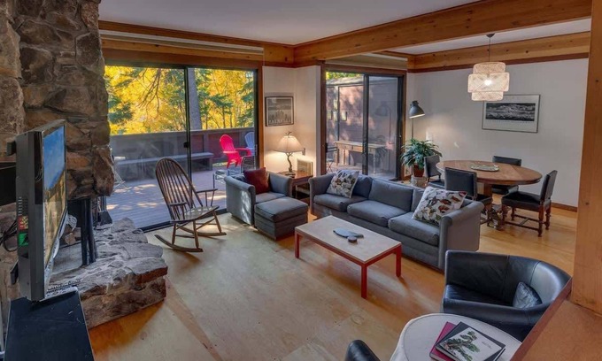 Tahoe Tavern House | 6-8 Miles to Palisades|Alpine|Homewood|Walk to TC