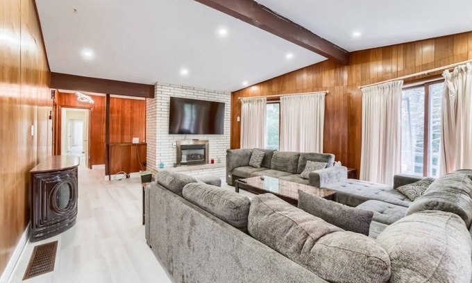 Caledon House | Beautiful 6 Acre Estate in Caledon, Ontario – Family & Pet Friendly