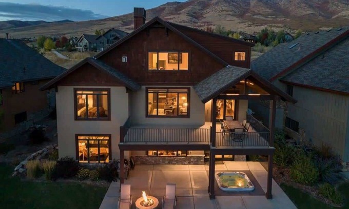 Eden House | Summer Getaway: 6-Bedroom Retreat with Hot Tub & Fire Pit