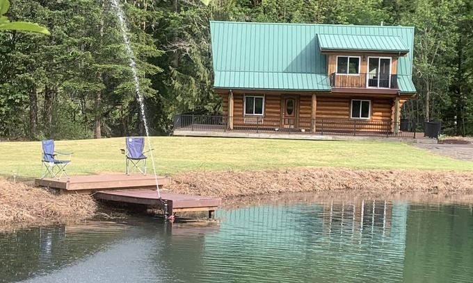 Oakridge Cabin | Ideal 6 BDRM Log Cabin with Pool on Big Fall Creek