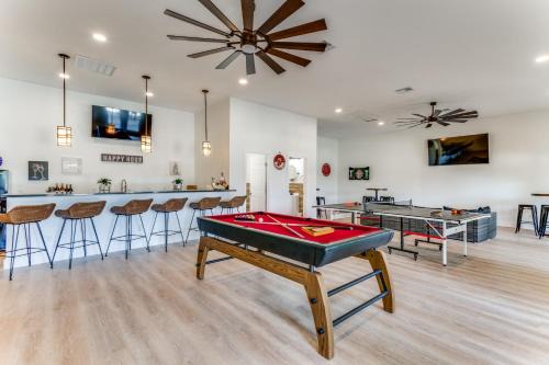 Johnson City House | Relaxing 6 BDRM Wine Country Retreat with Pool & Hot Tub