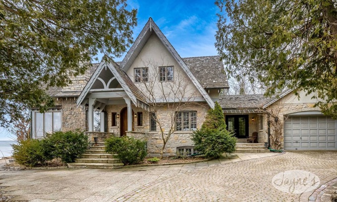Tiny Cottage | 6 bed 4 bath cottage in Tiny with stunning beach on Georgian Bay!