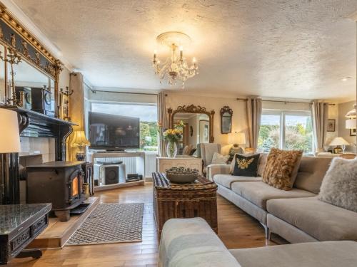 Bideford House | Cozy 6-Bed Retreat in Buckland Brewer with Hot Tub