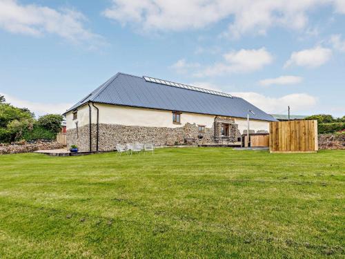Torrington House | Cozy 6-Bed Retreat in Great Torrington with Hot Tub