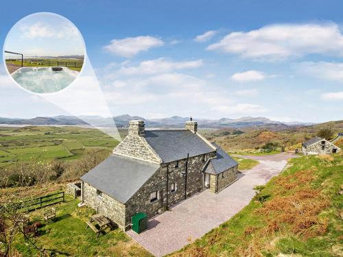 Harlech House | Comfortable 6-Bed Retreat in Harlech with Hot Tub Access