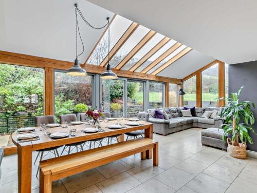 Honley House | Family-Friendly 6 Bed Retreat in Slaithwaite with Hot Tub