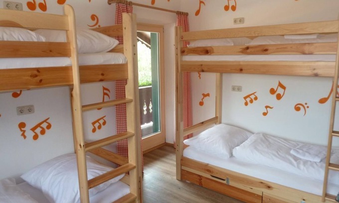 Ellmau Apartment | Spacious 6-Bed Room at Hostel Alpking with Pool & Breakfast