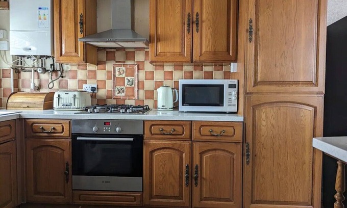 Cathays House | Spacious 6-Bed Retreat by Lake with Pool & Hot Tub