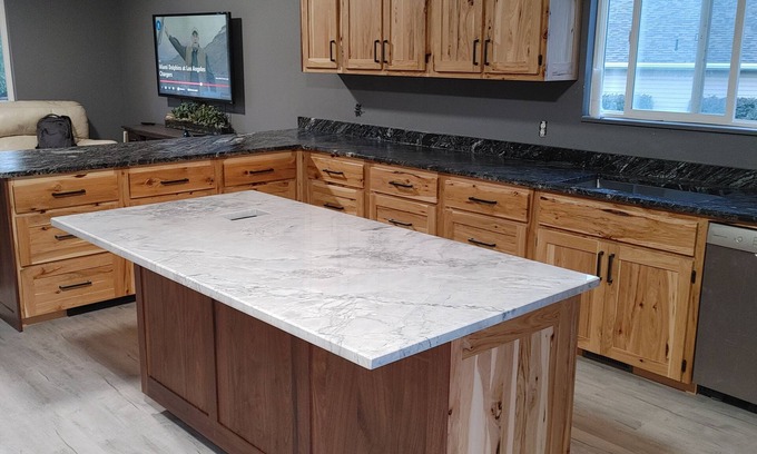 Salem House | 6-bedroom, 3 bath house with AC, WiFi. 30 min to ski slopes. 3 hrs to Zion.