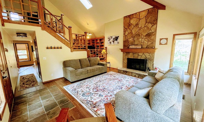 Sunriver House | Premium 4 Bedroom Retreat Near Fort Rock Park with SHARC Passes